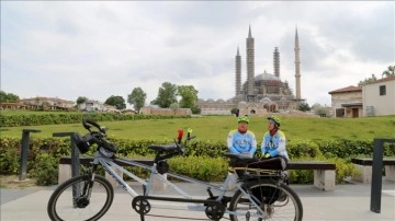 Çocukluk hayalini eşiyle kullandığı "tandem" bisikletle gerçekleştirdi