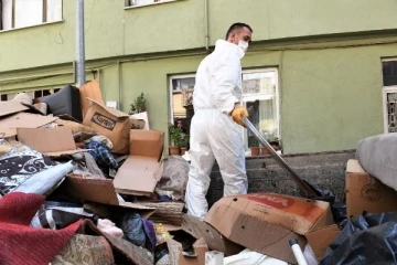 'Çöp ev'den 2 kamyon eşya çıktı