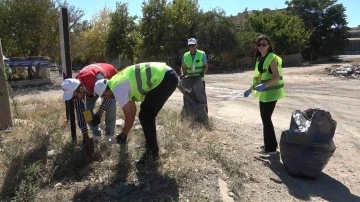 Çöp toplayıp, çevre temizliğine dikkat çektiler
