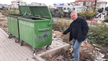 Çöpe atılan yavru köpekleri yoldan geçen vatandaş kurtardı