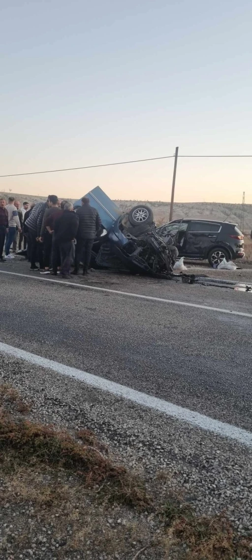 Çorum’da hafif ticari araç ile otomobil çarpıştı: 2 ölü, 2 yaralı
