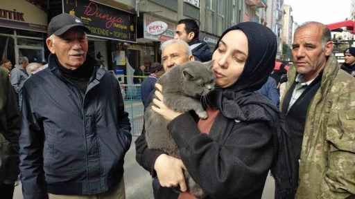 Çorum’daki doğal gaz patlaması sebebiyle evde mahsur kalan kedisine 1 gün sonra kavuşabildi
