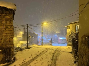 Kar Yaşışına Rağmen Çukurca'da Eğlenen Çocuklar