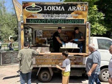 Cuma namazı çıkışında lokma dökme geleneği sürüyor
