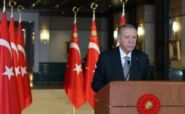 Cumhurbaşkanı Erdoğan: “Birileri sırf oy tercihlerinden dolayı depremzedelerimize hakaret ederken, biz şehirlerimizin yeniden inşasını hızlandıracak farklı projeleri devreye alıyoruz”