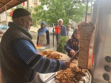 Cumhurbaşkanı Erdoğan’ın zaferi için döner ve tulumba dağıttı
