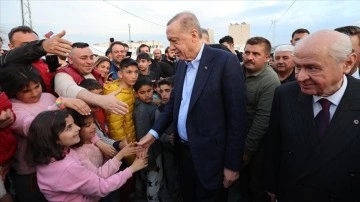 Cumhurbaşkanı Erdoğan Kırıkhan, Samandağ ve Defne'de depremzedeleri ziyaret etti