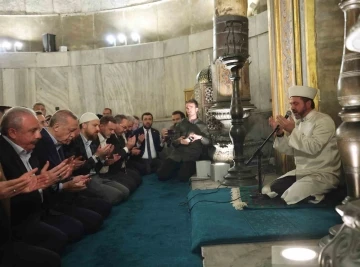 Cumhurbaşkanı Erdoğan yatsı namazını Ayasofya Camii’nde kıldı
