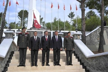 Cumhurbaşkanı Yardımcısı Yılmaz, Boğaz Şehitliği’ni ziyaret etti
