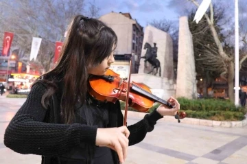 Cumhurbaşkanına keman çalan kız: &quot;Onu canlı görmek ve karşısında çalmak çok farklı bir duygu&quot;