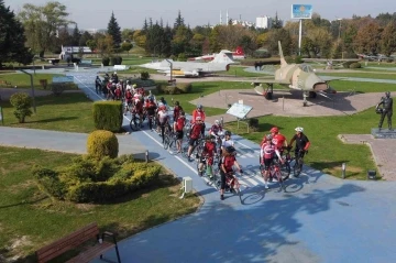 Cumhuriyet’in 100’üncü yılı için 100 kilometre pedal çevirdiler
