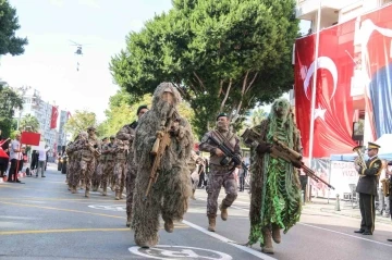 Cumhuriyet kutlamasında sahneye çıkan komandolar kamuflaj kıyafetleriyle törene damga vurdu
