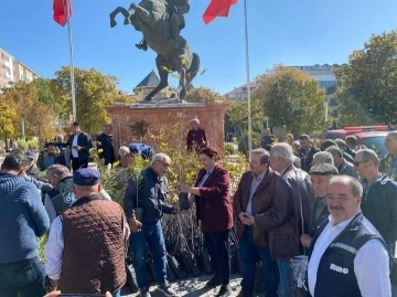 Cumhuriyetin 100. Yılı Anısına Fidan Dağıtımı Yapıldı
