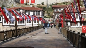 Cumhuriyet'in doğum belgesinin imzalandığı Amasya kırmızı beyaza büründü