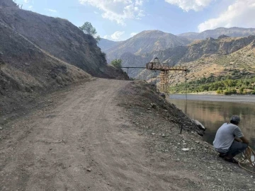 Çüngüş’te vatandaşlar köy yolunun yapılmasını bekliyor
