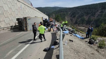 TIR arızalanan aracın üzerine devrildi: 4 ölü, 2’si polis 3 yaralı