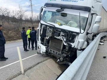 D100 karayolunda lastikleri patlayan tır su kanalına düştü
