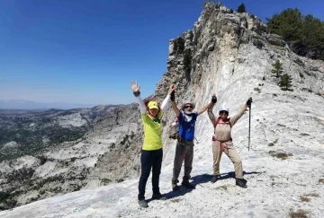 Dağcılık kulübü üyelerini hayrete düşüren avcı kulübesi
