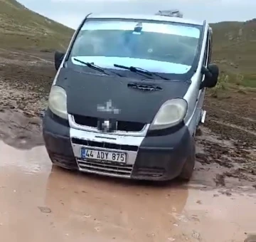 Dağda mahsur kalan baba ve oğlu itfaiye ekipleri tarafından kurtarıldı
