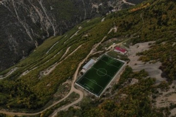 Dağların zirvesinde futbol oynuyorlar