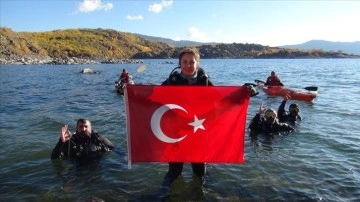 Dalgıçlar, Cumhuriyet'in 100. yılı kapsamında Nemrut Krater Gölü'nde Türk bayrağı açtı