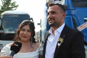 Damat, gelini nikah masasına vinçle getirdi