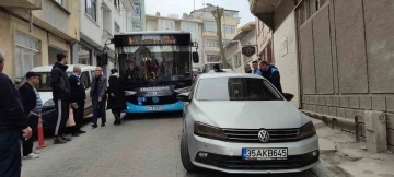 Dar sokakta hatalı park çilesi: Otobüsler kuyruk oluşturdu
