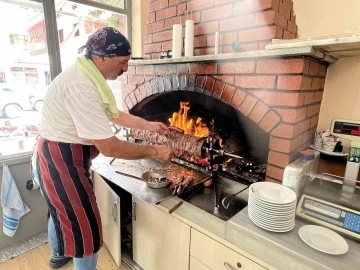 Dedenin cağ kebabını son kez yemek için geldiler
