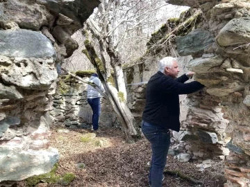 Definecilerin talan ettiği kale ve hamam yok oluyor
