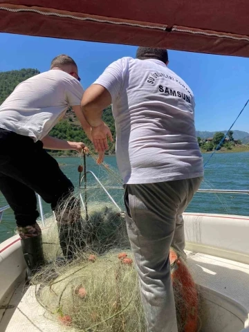 Denetimde yakalanan balıklar suya bırakıldı
