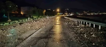 Deniz taşkını Karadeniz Sahil Yolu’nda ulaşımı aksattı
