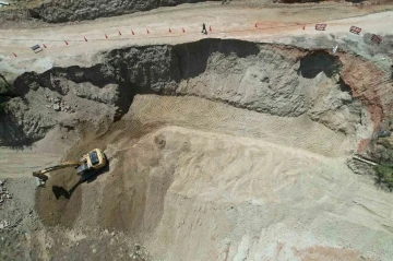 Denizli Büyükşehir ekipleri toprak kayması yaşanan bölgeye anında müdahale etti
