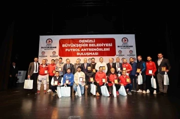 Denizli Büyükşehirden futbol antrenörlerine malzeme desteği
