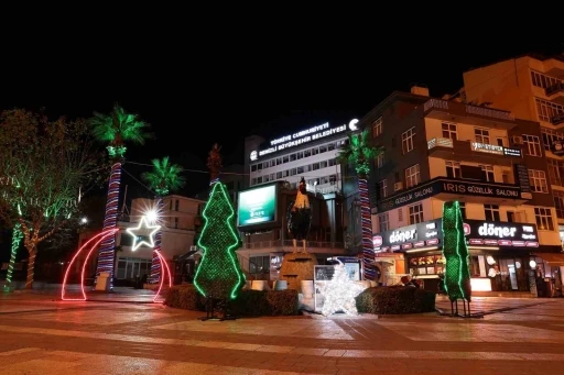 Denizli’de cadde ve sokaklar yeni yılı ışıl ışıl karşılıyor
