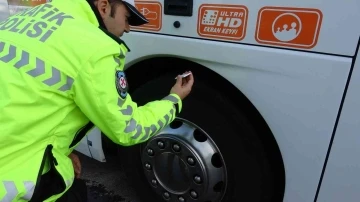 Denizli’de yük ve yolcu taşımacılığı yapan sürücülere kış lastiği uyarısı
