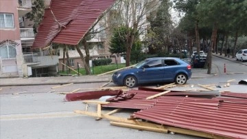 Denizli ile İzmir'de etkili olan lodos ve sağanak hayatı olumsuz etkiledi