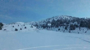 Denizli Kayak Merkezi’nde kar kalınlığı 15 santimetreyi buldu
