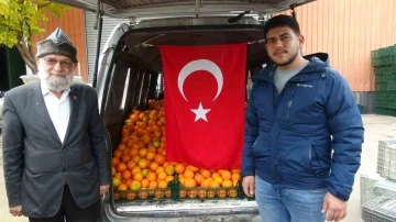 Denizlili &quot;Elmacı Dede&quot; Mehmetçik için Adana’dan narenciye alıp yola çıktı
