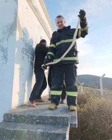 Depoya giren yılanı itfaiye ekipleri yakaladı