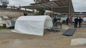 Deprem bölgesinde başkan ve ekibi kendi çadırlarını üretti
