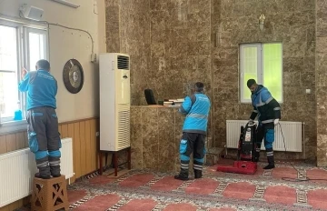 Deprem bölgesinde cami temizliği
