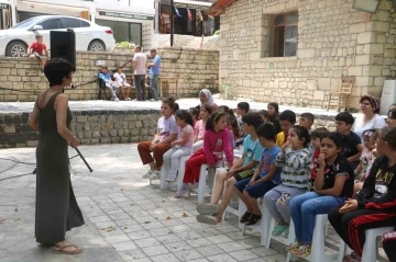 Deprem bölgesinde çocukların yüzünü gülümseten masal
