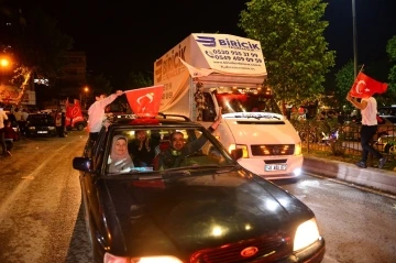 Deprem bölgesinde halk sokağa döküldü, zafer kutlaması yaptı: &quot;Bu adamı çok seviyoruz&quot;
