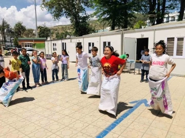 Deprem bölgesinde iz bıraktılar
