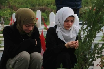 Deprem bölgesinde mezarlıklarda hüzünlü bayram ziyareti
