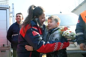 Deprem bölgesinden dönen Osmangazi Belediyesi Sivil Savunma Birimi ekiplerine duygusal karşılama