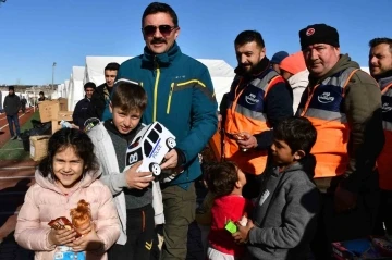 Deprem bölgesinden yürek ısıtan kareler
