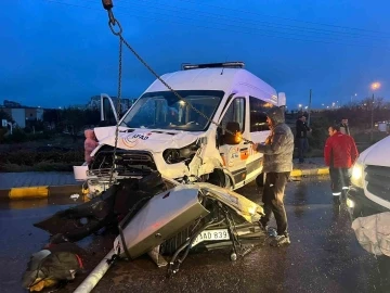 Deprem bölgesine giden AFAD aracı kaza yaptı: 1 ölü, 9 yaralı