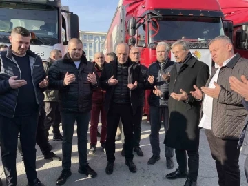 Deprem bölgesine giden yardım tırları dualarla uğurlandı
