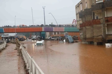 Deprem bölgesini sel vurdu: 11 ölü, 7 kayıp
